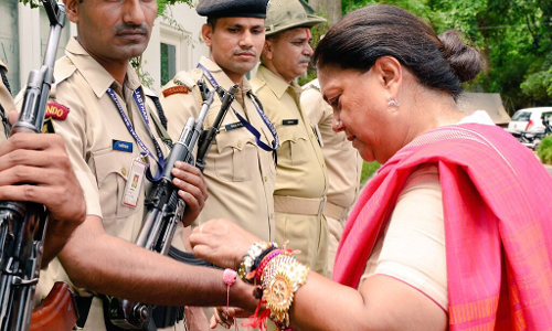 सीएम ने बाँधी सुरक्षा बल के सिपाहियों को राखी सीएम ने बाँधी सुरक्षा बल के सिपाहियों को राखी