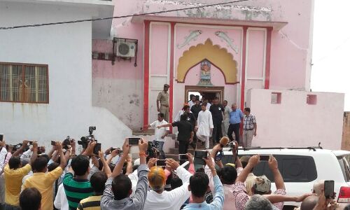 #RahulinAyodhya: हनुमानगढ़ी के दर्शन के दौरान महंत ज्ञानदास से मिले राहुल गांधी