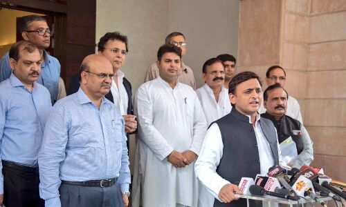 बुलंदशहर रेप कांड पीड़ितों को सीएम अखिलेश ने दिया फ्लेट और 3 लाख का चेक बुलंदशहर रेप कांड पीड़ितों को सीएम अखिलेश ने दिया फ्लेट और 3 लाख का चेक