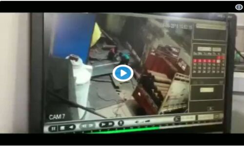 देखिये किस तरह एक मजदूर के उड़ गये चीथड़े, सीसीटीवी में कैद हुई घटना देखिये किस तरह एक मजदूर के उड़ गये चीथड़े, सीसीटीवी में कैद हुई घटना