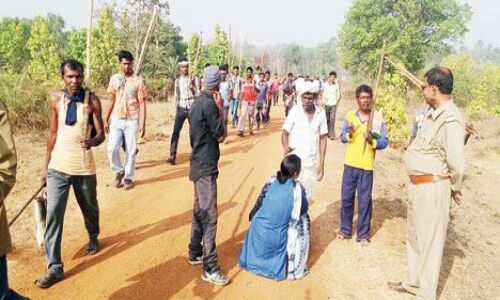 यह महिला जो जमीन पर बैठी हजारों लाठी लिए लोगों के सामने हाथ जोड़कर भीख़ माँग रही है यह कौन है ? यह महिला जो जमीन पर बैठी हजारों लाठी लिए लोगों के सामने हाथ जोड़कर भीख़ माँग रही है यह कौन है ?