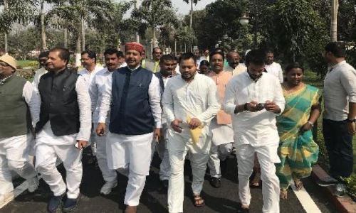 मुजफ्फरपुर एक्सीडेंट में BJP नेता की गिरफ्तारी की मांग को लेकर तेजस्वी यादव का राजभवन मार्च