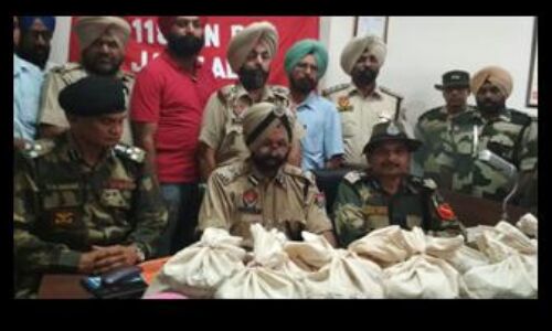 पंजाब पुलिस ने हिन्द पाक सीमा के खेतों से 65 ,करोड़ की हेरोइन बरामद की, तस्कर गिरफ्तार पंजाब पुलिस ने हिन्द पाक सीमा के खेतों से 65 ,करोड़ की हेरोइन बरामद की, तस्कर गिरफ्तार
