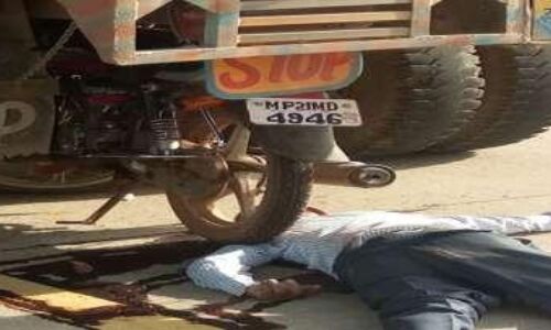 बाइक समेत खड़े ट्रक में जा घुसे बारात में जा रहे पिता-पुत्र, उड़ गये परखच्चे देखने वाले भी रह गये हैरान बाइक समेत खड़े ट्रक में जा घुसे बारात में जा रहे पिता-पुत्र, उड़ गये परखच्चे देखने वाले भी रह गये हैरान