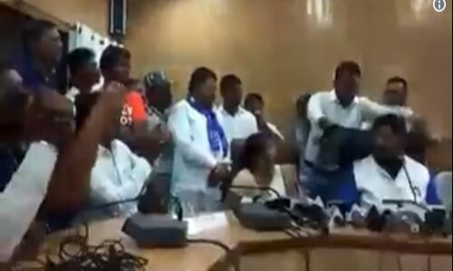 केंद्रीय मंत्री रामदास अठावले के ऊपर दलितों ने डाला काला कपड़ा, और फिर ...? केंद्रीय मंत्री रामदास अठावले के ऊपर दलितों ने डाला काला कपड़ा, और फिर ...?