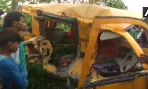 कुशीनगर में ट्रेन बस हादसा, तस्वीरें देखकर दहल उठा दिल, 14 बच्चों की मौत कुशीनगर में ट्रेन बस हादसा, तस्वीरें देखकर दहल उठा दिल, 14 बच्चों की मौत