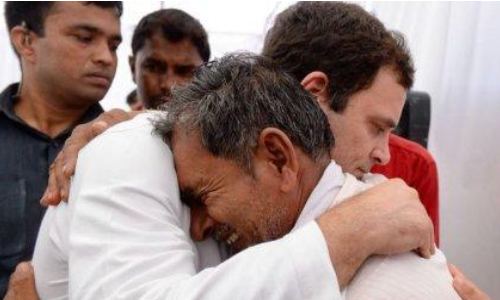 मंदसौर में किसानों से मिलकर राहुल रो पड़े