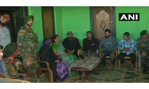 शहीद औरंगजेब के परिवार से मिलने पहुंची रक्षा मंत्री निर्मला सीतारमण