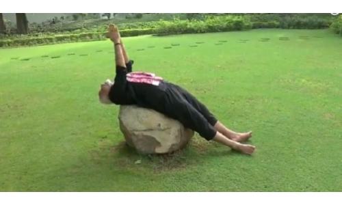 PM मोदी ने शेयर किया मॉर्निंग एक्सरसाइज वीडियो, कुमारस्वामी और मनिका बत्रा को दिया फिटनेस चैलेंज