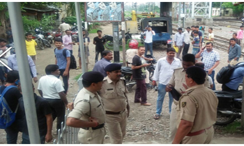 बिहार : रेलवे ट्रैक पर मिला JDU विधायक के बेटे का शव! बिहार : रेलवे ट्रैक पर मिला JDU विधायक के बेटे का शव!