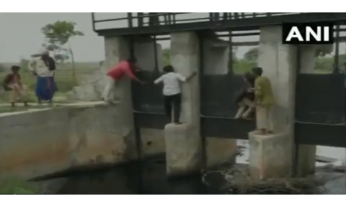 जान जोखिम में डालकर नाला पार करते स्कूली बच्चे, वीडियो ने खोली गुजरात मॉडल की पोल? जान जोखिम में डालकर नाला पार करते स्कूली बच्चे, वीडियो ने खोली गुजरात मॉडल की पोल?