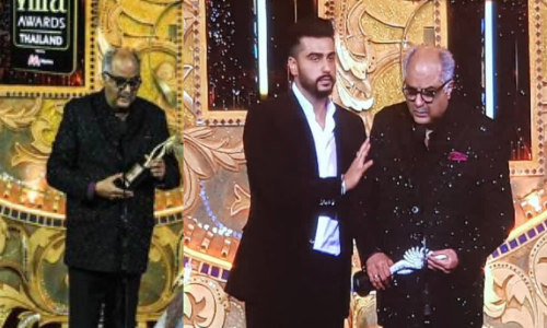 #IIFA2018 : श्रीदेवी का अवॉर्ड लेते वक्त बोनी कपूर हुए भावुक, बेटे अर्जुन कपूर ने दिया सहारा