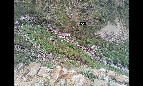 उत्तराखंड में दर्दनाक हादसा: खाई में गिरी बस, 45 लोगों की मौत की आशंका, 20 शव बरामद उत्तराखंड में दर्दनाक हादसा: खाई में गिरी बस, 45 लोगों की मौत की आशंका, 20 शव बरामद