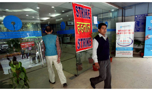 हड़ताल पर 10 लाख बैंक कर्मचारी, ATM समेत बैंक से जुड़ीं इन सेवाओं पर असर हड़ताल पर 10 लाख बैंक कर्मचारी, ATM समेत बैंक से जुड़ीं इन सेवाओं पर असर