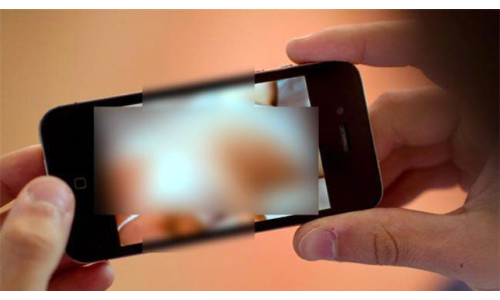 नपुंसक बताकर पत्नी लेना चाहती थी तलाक, पति ने ससुर को भेजा दूसरी महिला संग सेक्स वीडियो, फिर.. नपुंसक बताकर पत्नी लेना चाहती थी तलाक, पति ने ससुर को भेजा दूसरी महिला संग सेक्स वीडियो, फिर..