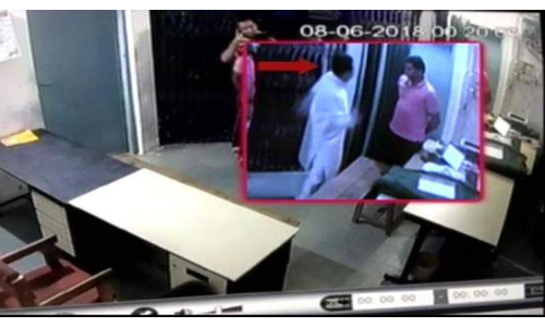 VIDEO : बीजेपी विधायक ने थाने में घुसकर कांस्टेबल को जड़ा थप्पड़!