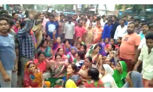 सुल्तानपुर: दो दिन से गायब व्यापारी का मिला शव, हत्या की आशंका, परिजनों ने शव रख कर रोड किया जाम सुल्तानपुर: दो दिन से गायब व्यापारी का मिला शव, हत्या की आशंका, परिजनों ने शव रख कर रोड किया जाम