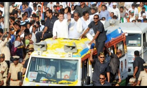 VIDEO: जब दूर से उड़ते हुए अचानक राहुल गांधी के गले में आ गिरी फूलों की माला, सब हो गए हैरान VIDEO: जब दूर से उड़ते हुए अचानक राहुल गांधी के गले में आ गिरी फूलों की माला, सब हो गए हैरान