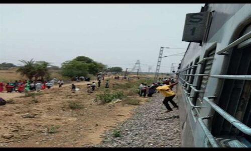 इंटरसिटी एक्सप्रेस के इंजन में लगी आग, मची अफरा-तफरी, चलती ट्रेन से कूदे कई यात्री