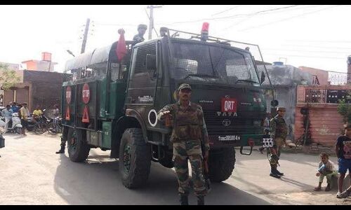 पठानकोट एयरबेस के पास दिखे तीन संदिग्ध, सेना और पुलिस का सर्च ऑपरेशन जारी पठानकोट एयरबेस के पास दिखे तीन संदिग्ध, सेना और पुलिस का सर्च ऑपरेशन जारी