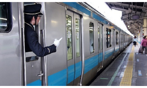 एक ऐसा देश जहां एक सेकेंड भी ट्रेन लेट हो जाए तो अफसर सरेआम मांगते हैं माफी