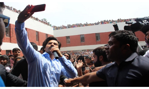 अक्टूबर के प्रमोशन के लिए लक्ष्मीबाई कॉलेज पहुंचे वरुण धवन