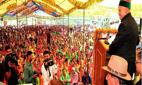 मुख्यमंत्री वीरभद्र सिंह के बयान से आहत होकर, दो सचिवों ने दिया इस्तीफा