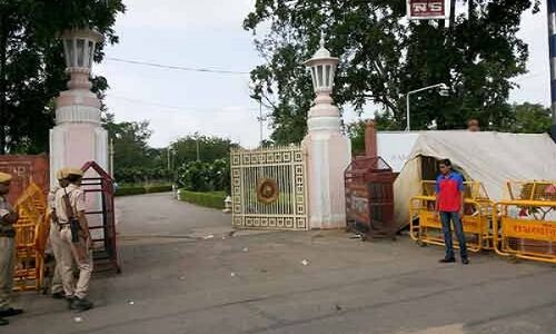 राजपरिवार के प्रदर्शन से सहमी वसुंधरा खोला गया राजमहल पैलेस का गेट