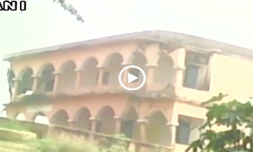 देखें Video: पटना के मनेर में एक स्कूल की इमारत ढही