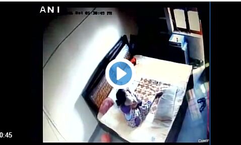 देखें वीडयो: कितनी निर्दयी महिला बच्चे को ...