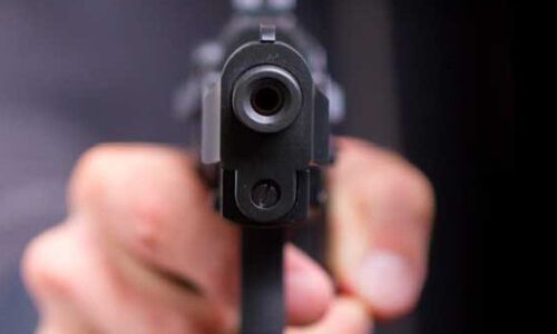 शराबी बेटे से तंग बाप ने मारी गोली, बेटे की मौके पर मौत दो घायल शराबी बेटे से तंग बाप ने मारी गोली, बेटे की मौके पर मौत दो घायल