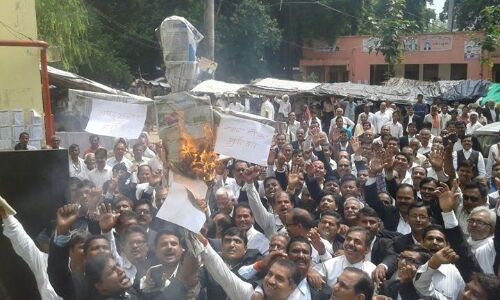 जम्मू कश्मीर में हुए आतंकवादी हमले में शहीद हुआ जौनपुर का जवान, वकीलों ने फूंका पुतला