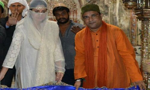 नकाब बांधकर कैटरीना पहुंची सलीम चिश्ती की दरगाह, चढ़ाई चादर, देखें PHOTOS नकाब बांधकर कैटरीना पहुंची सलीम चिश्ती की दरगाह, चढ़ाई चादर, देखें PHOTOS