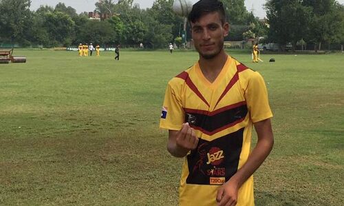 नई सनसनी, ये गेंदबाज दोनों हाथों से करता है तेज गेंदबाजी, देखें विडियो नई सनसनी, ये गेंदबाज दोनों हाथों से करता है तेज गेंदबाजी, देखें विडियो