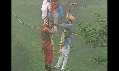 देखें वीडियो: अनौखी शादी जमीन से 300 फीट ऊपर हुई शादी