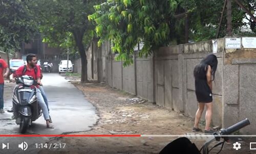 देखें वीडियो: जब लडकी खड़े होकर करने लगी पेशाब फिर क्या हुआ?