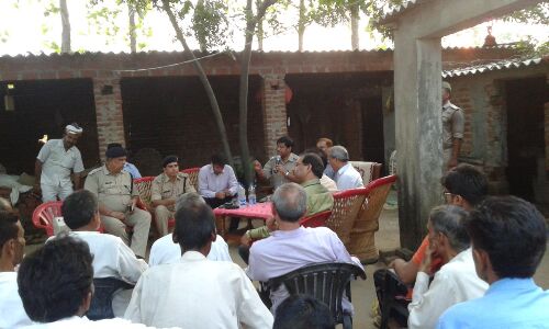 डीएम और एसपी ने की शांति समिति के साथ मीटिंग