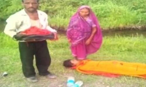 बस में महिला की मौत, परिवार को बीच जंगल में रोता छोड़ भागा ड्राइवर, पुलिस केवल नाम-पता लेकर चली गई