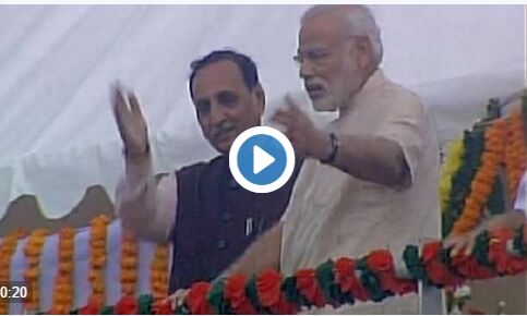 #WATCH वीडियो: जब पीएम मोदी ने बचाई कैमरामेन की जान