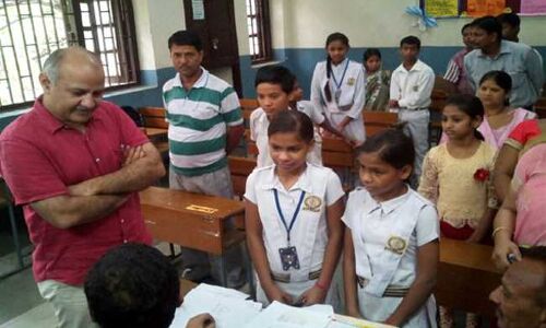 दिल्ली के सरकारी स्कूलों में पहली बार मेगा पैरेंट्स-टीचर मीटिंग का आयोजन, सिसोदिया पहुंचे स्कूल
