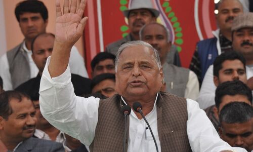 मुलायम सिंह बोले- मोदी के दोस्तों के पास है कालाधन, पहले इनसे निकलवाएं