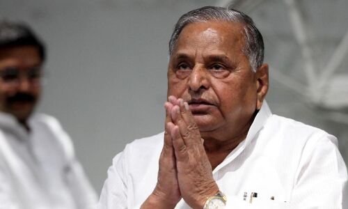 मुलायम के घर पहुंची बिजली विभाग की टीम, जानिए- कितना बिल है बकाया