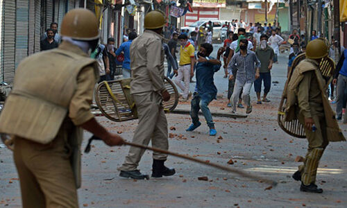 पुलवामा में पुलिस पर ग्रेनेड हमला, 3 अधिकारियों समेत 15 घायल