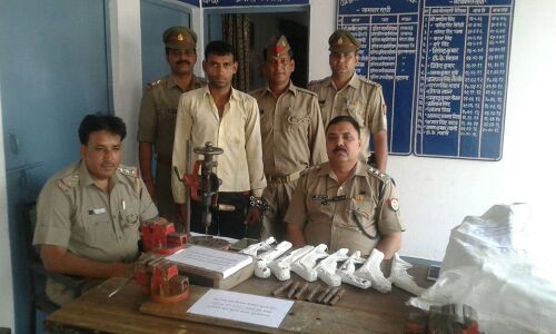 गन्ने के खेत में छापा मारकर अवैध तमंचा बनाने की फैक्ट्री पकड़ी