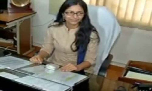 सवति मालीवाल ने गुस्से में खोया आपा, पत्नी को जलाने वाले आरोपी को मारा जोरदार थप्पड़