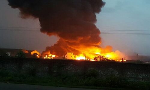 गुजरात: सूरत में प्लास्टिक फैक्ट्री में लगी भीषण आग, दमकल की 15 गाड़ियां मौके पर