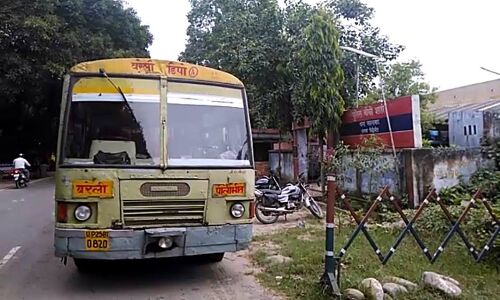 पीलीभीत: NH-30 हाईवे पर बदमाशों का बस पर धावा