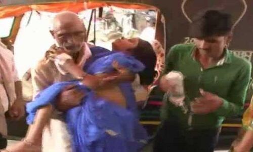 गर्भवती बहू को कंधे पर लेकर ससुर लगाता रहा अस्पतालों के चक्कर, महिला और बच्चे की मौत गर्भवती बहू को कंधे पर लेकर ससुर लगाता रहा अस्पतालों के चक्कर, महिला और बच्चे की मौत