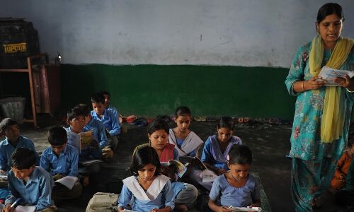 ग्राम प्रधान की दंबगई, शिक्षक दिवस पर शिक्षक को ही पीटा