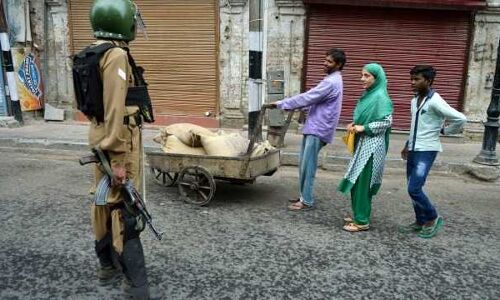 जम्मू-कश्मीर: 52 दिन बाद श्रीनगर के अलावा घाटी के कुछ हिस्सों से हटा कर्फ्यू